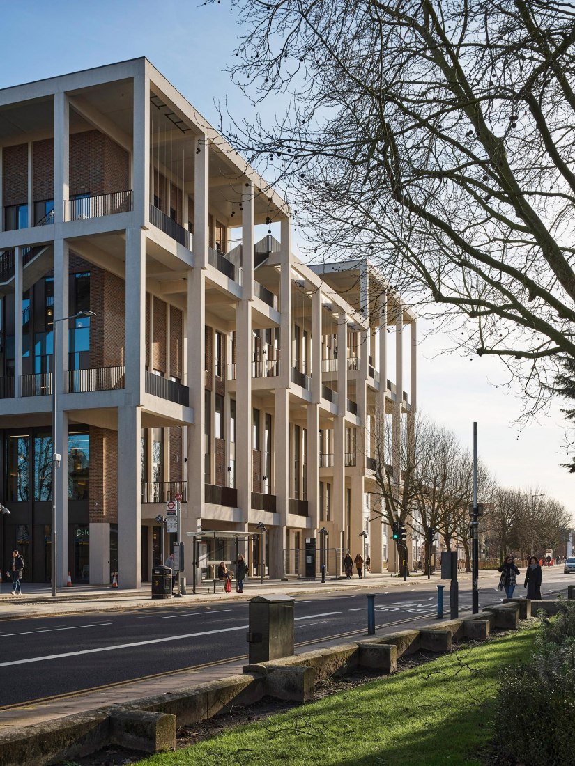Town House en la Universidad de Kingston por Grafton Architects. Fotografía por Ed Reeve
