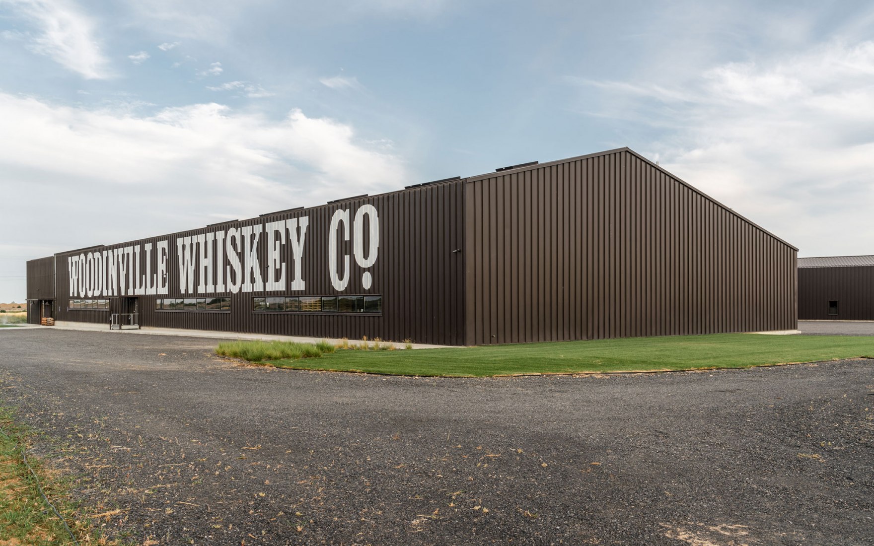 Planta de procesamiento y añejamiento de whisky por Graham Baba Architects. Fotografía por Kristian Alvero, Ross Eckert.