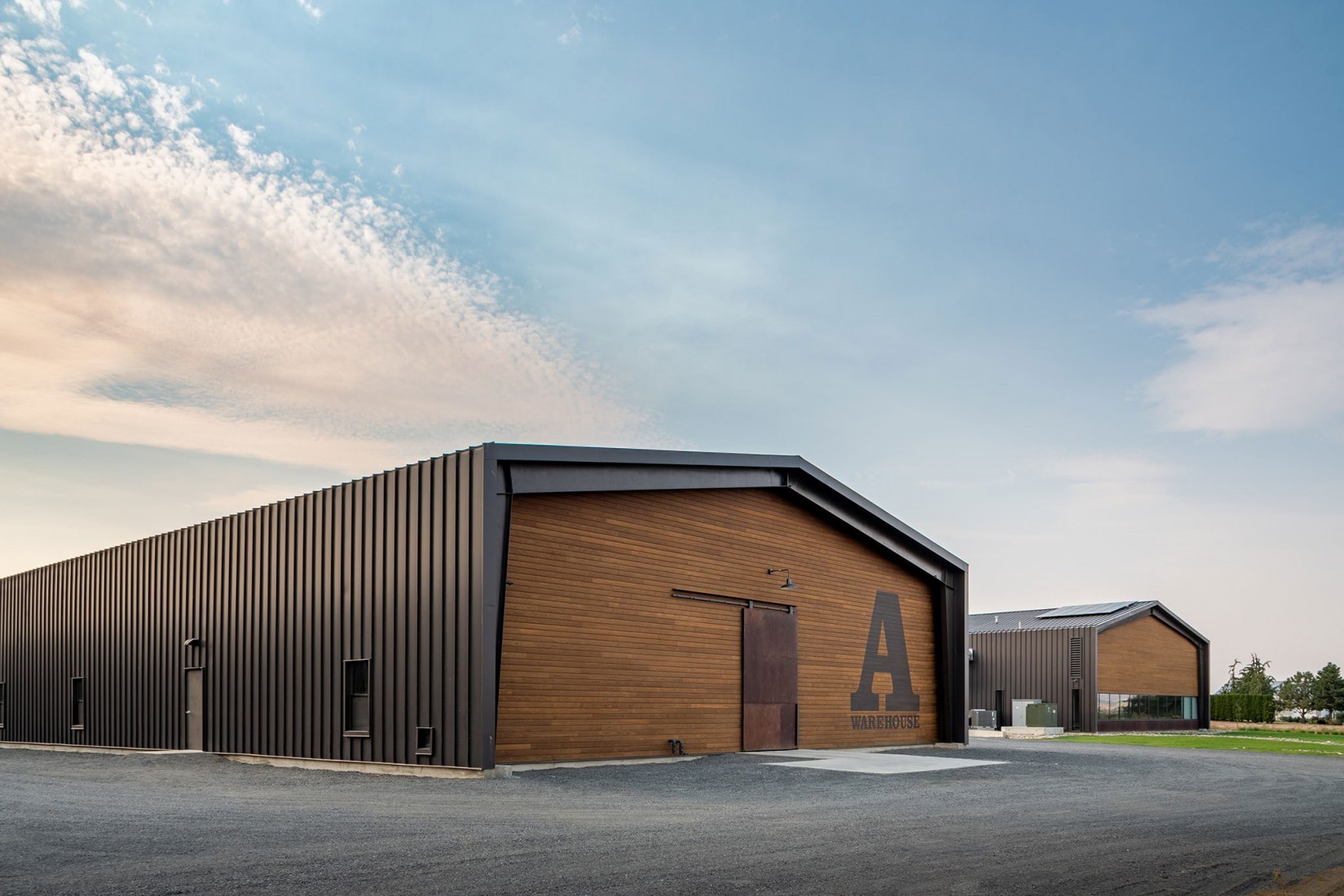 Planta de procesamiento y añejamiento de whisky por Graham Baba Architects. Fotografía por Kristian Alvero, Ross Eckert.
