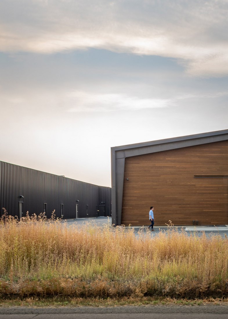 Planta de procesamiento y añejamiento de whisky por Graham Baba Architects. Fotografía por Kristian Alvero, Ross Eckert.