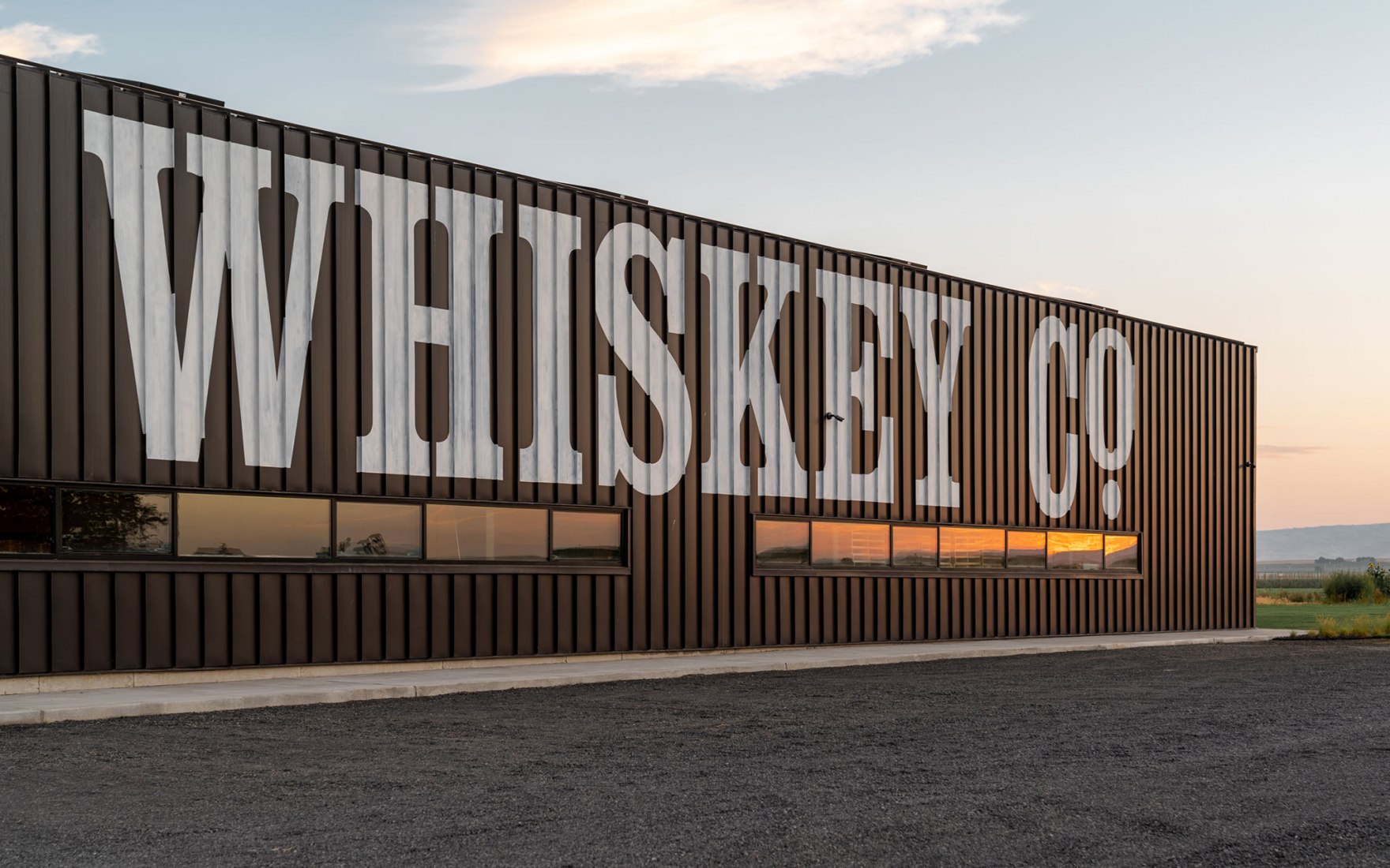 Planta de procesamiento y añejamiento de whisky por Graham Baba Architects. Fotografía por Kristian Alvero, Ross Eckert.