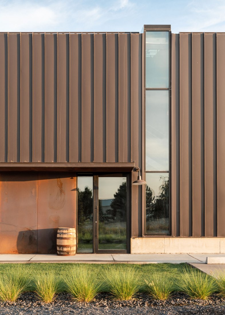 Planta de procesamiento y añejamiento de whisky por Graham Baba Architects. Fotografía por Kristian Alvero, Ross Eckert.