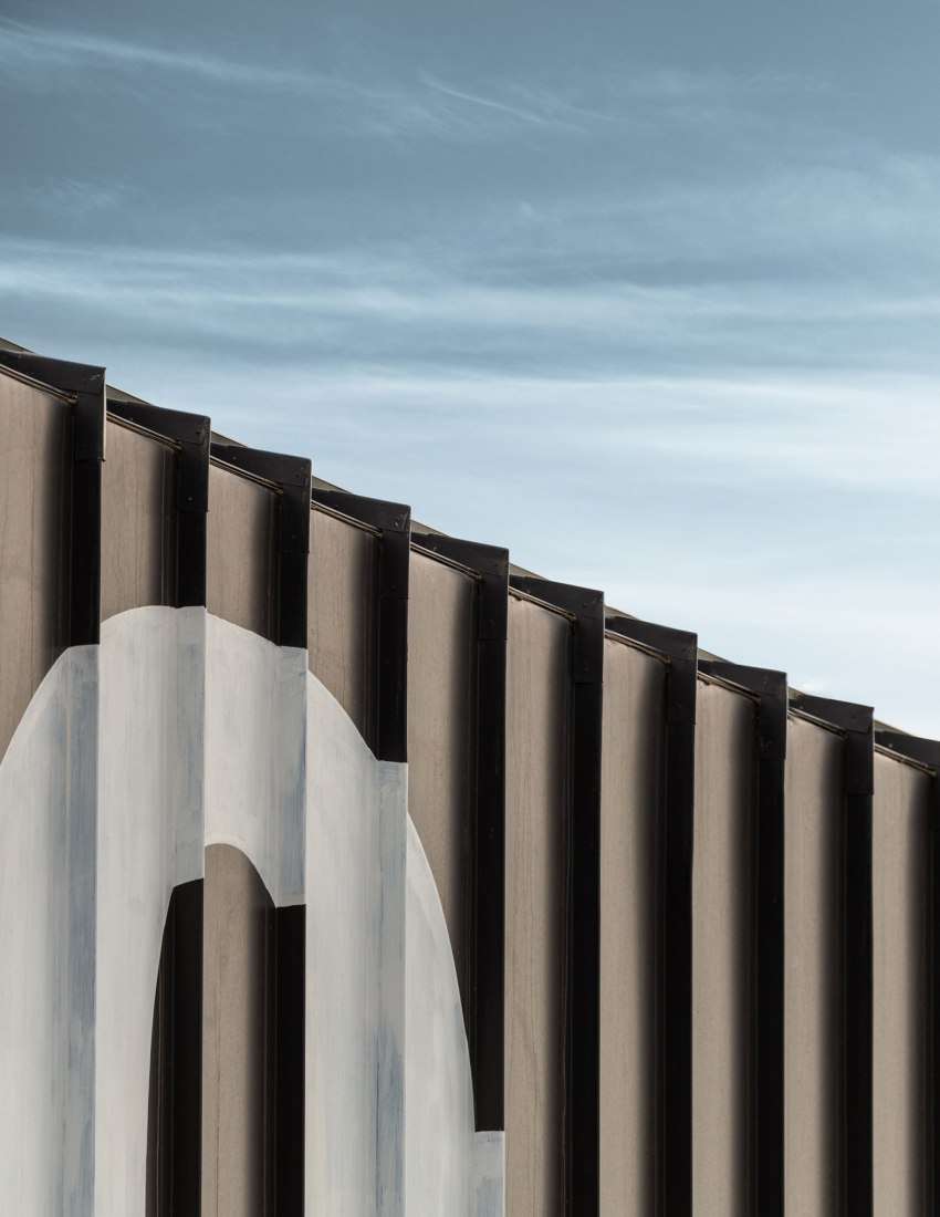 Planta de procesamiento y añejamiento de whisky por Graham Baba Architects. Fotografía por Kristian Alvero, Ross Eckert.