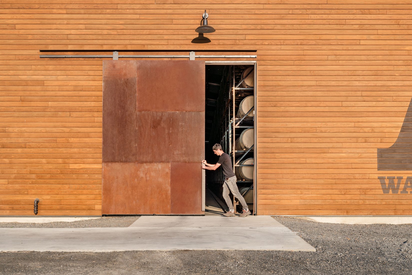 Planta de procesamiento y añejamiento de whisky por Graham Baba Architects. Fotografía por Kristian Alvero, Ross Eckert.