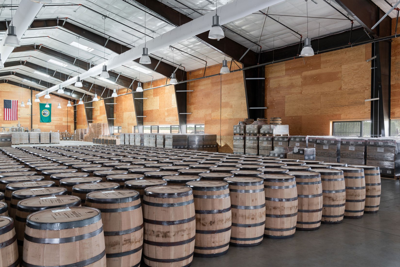 Planta de procesamiento y añejamiento de whisky por Graham Baba Architects. Fotografía por Kristian Alvero, Ross Eckert.