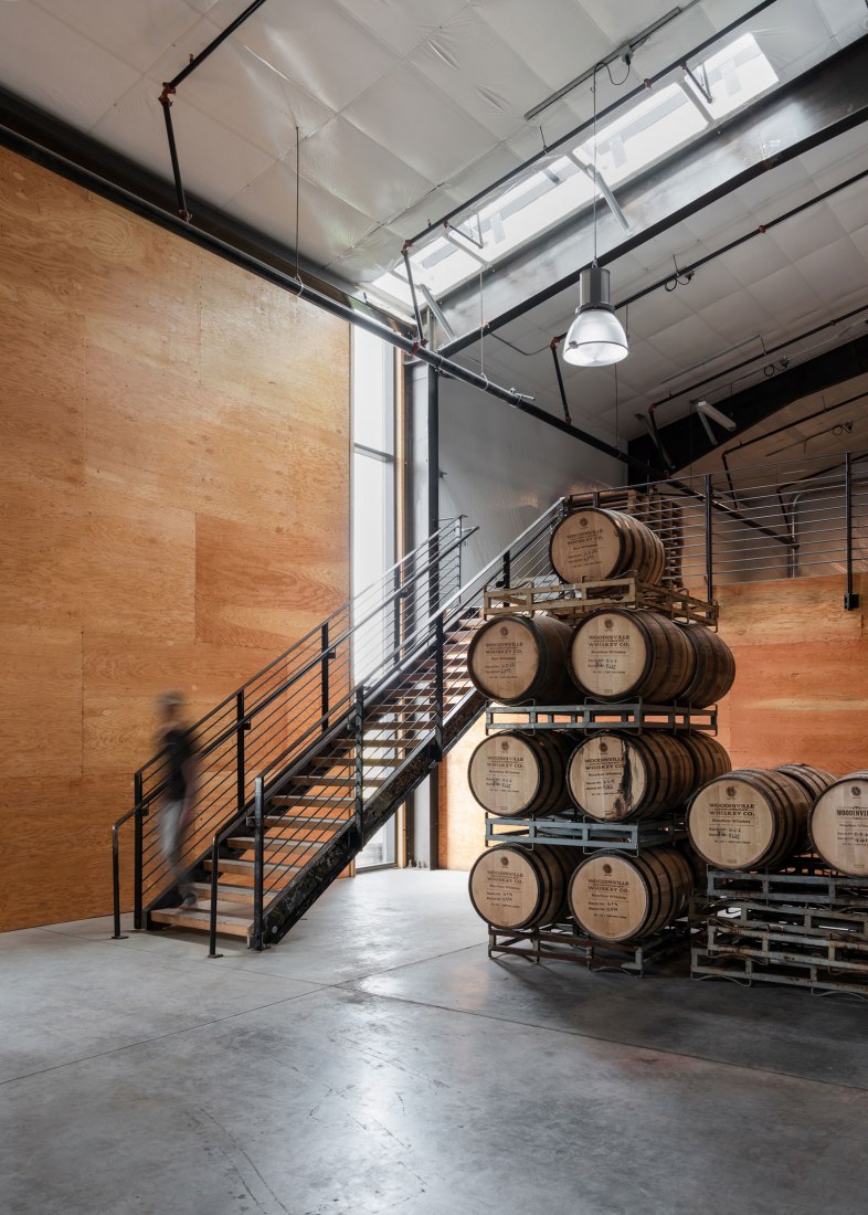 Planta de procesamiento y añejamiento de whisky por Graham Baba Architects. Fotografía por Kristian Alvero, Ross Eckert.