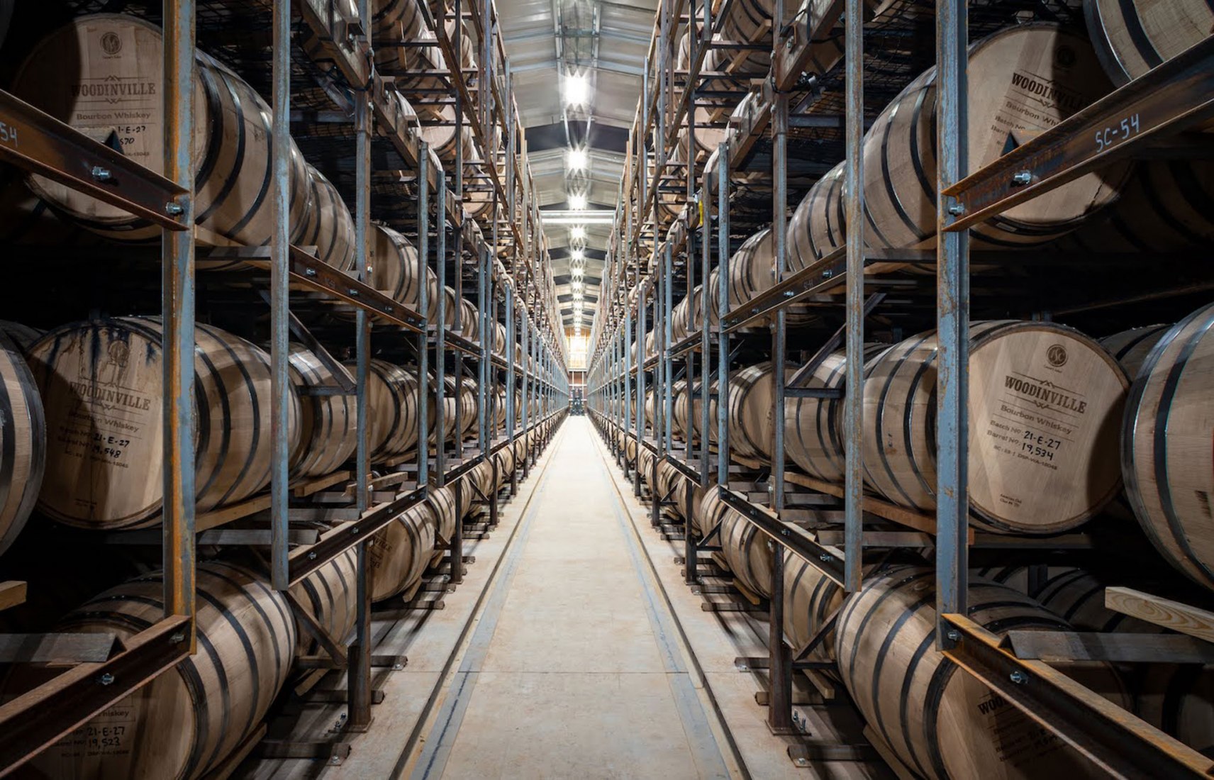 Planta de procesamiento y añejamiento de whisky por Graham Baba Architects. Fotografía por Kristian Alvero, Ross Eckert.
