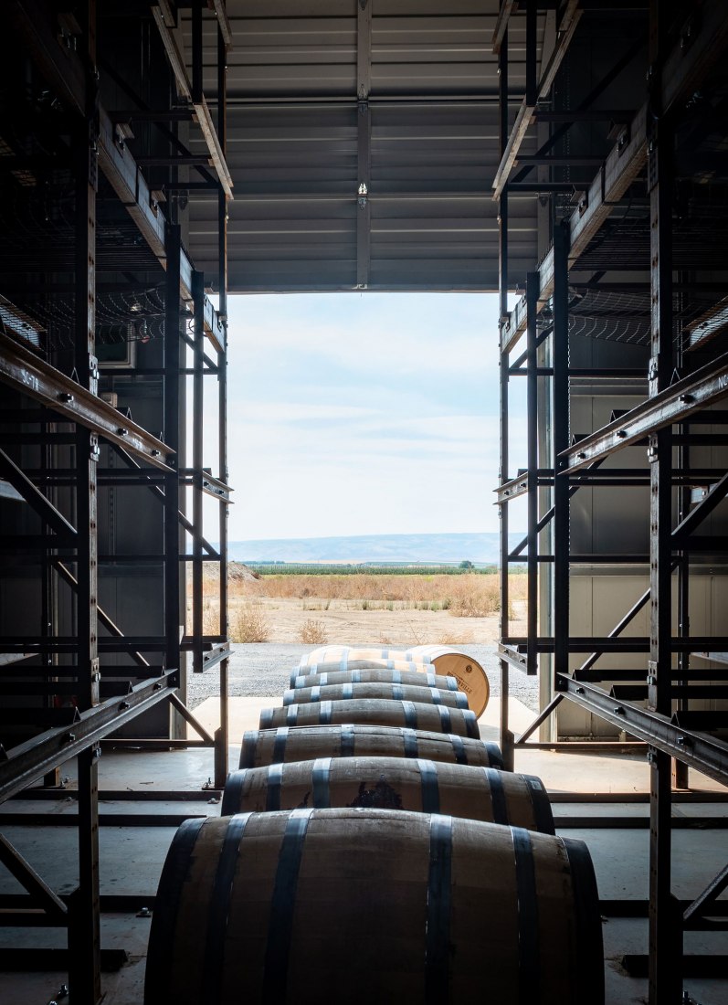 Planta de procesamiento y añejamiento de whisky por Graham Baba Architects. Fotografía por Kristian Alvero, Ross Eckert.