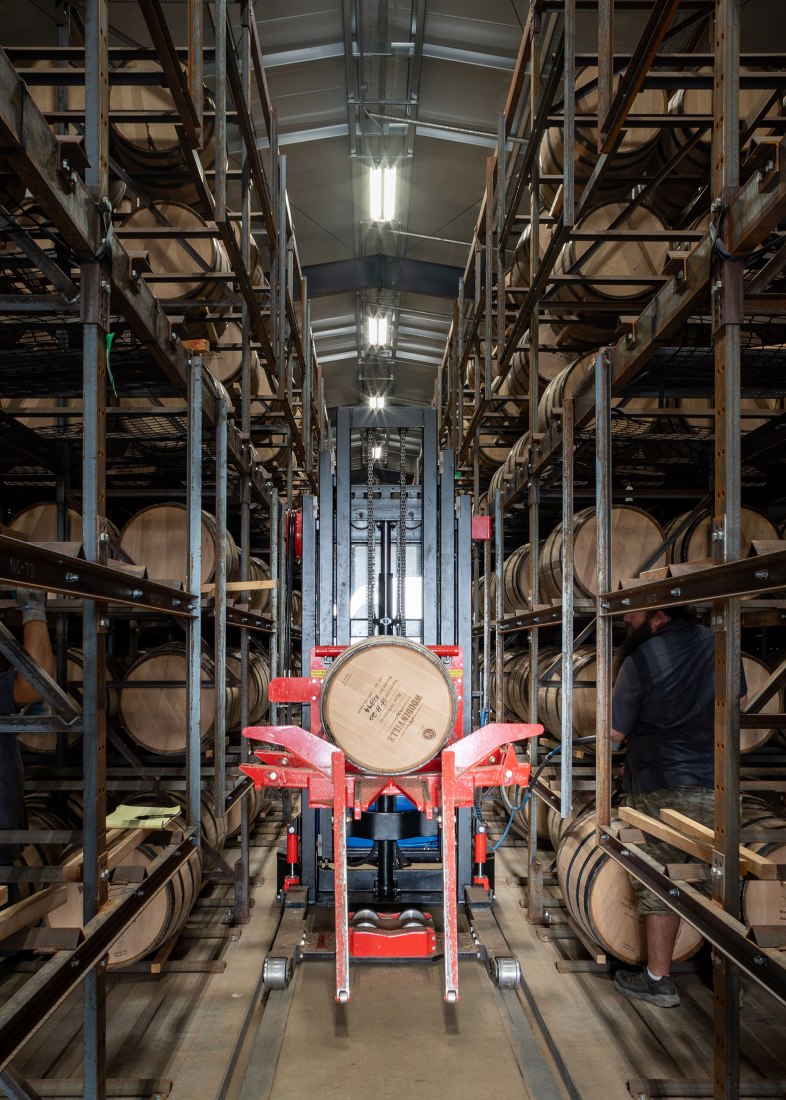 Planta de procesamiento y añejamiento de whisky por Graham Baba Architects. Fotografía por Kristian Alvero, Ross Eckert.