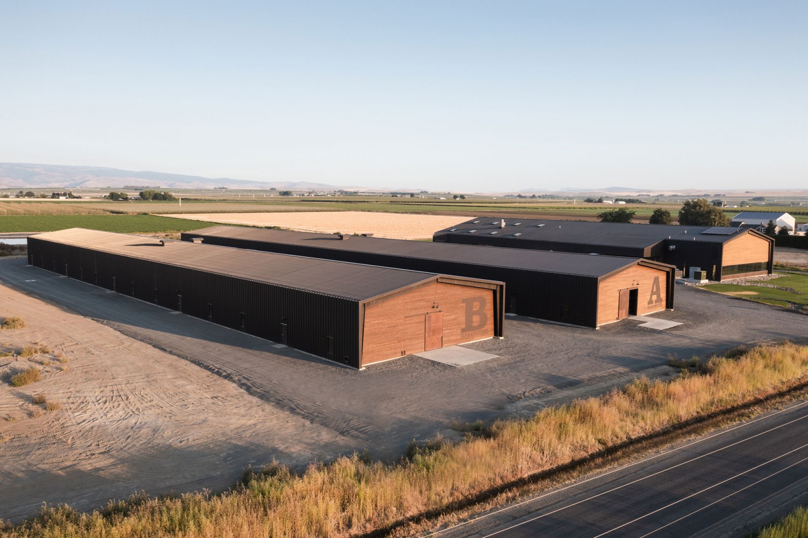 Planta de procesamiento y añejamiento de whisky por Graham Baba Architects. Fotografía por Kristian Alvero, Ross Eckert.