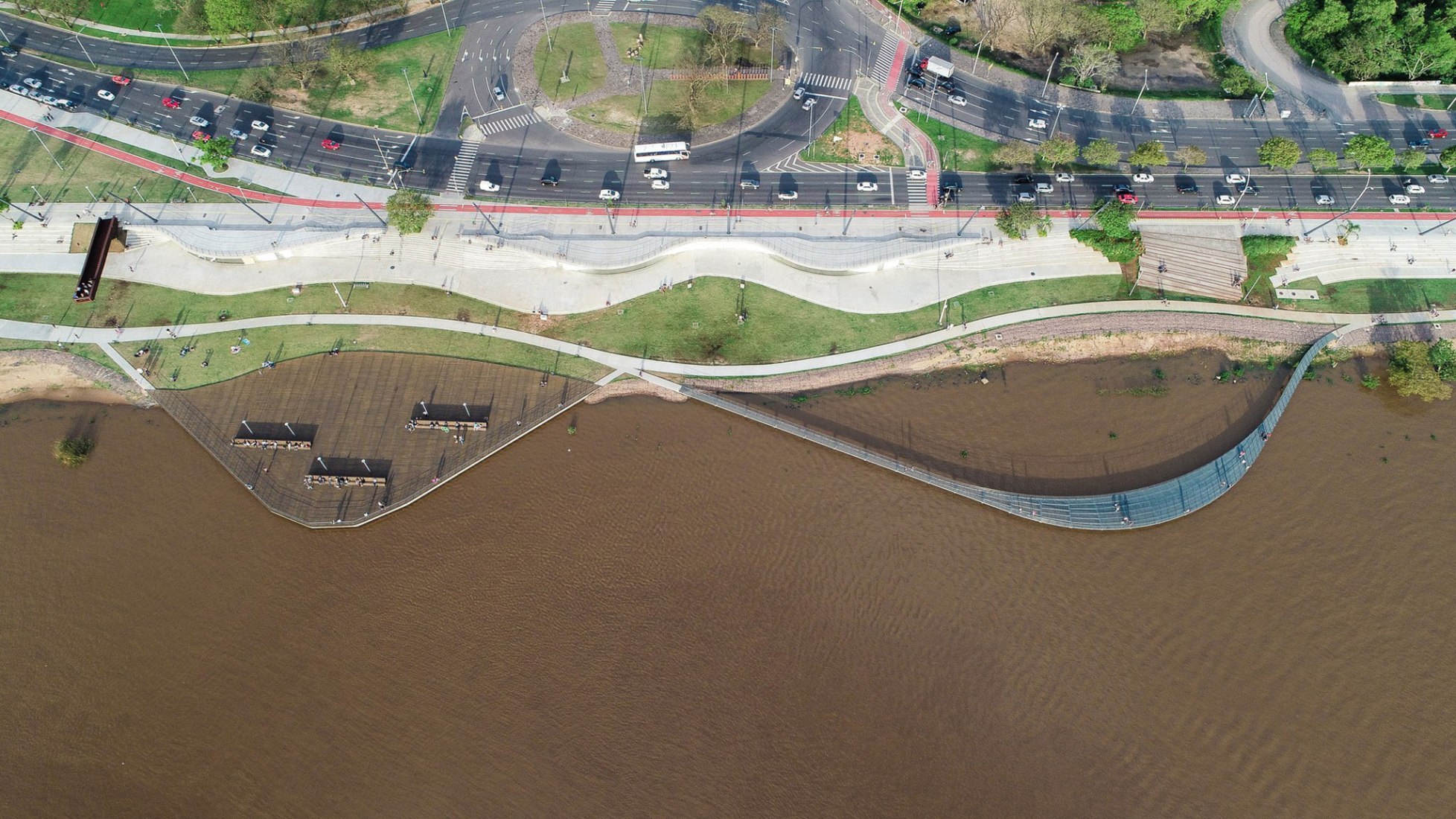 Guaíba Orla Urban Park by Jaime Lerner Arquitetos Associados. Photograph by Arthur Cordeiro