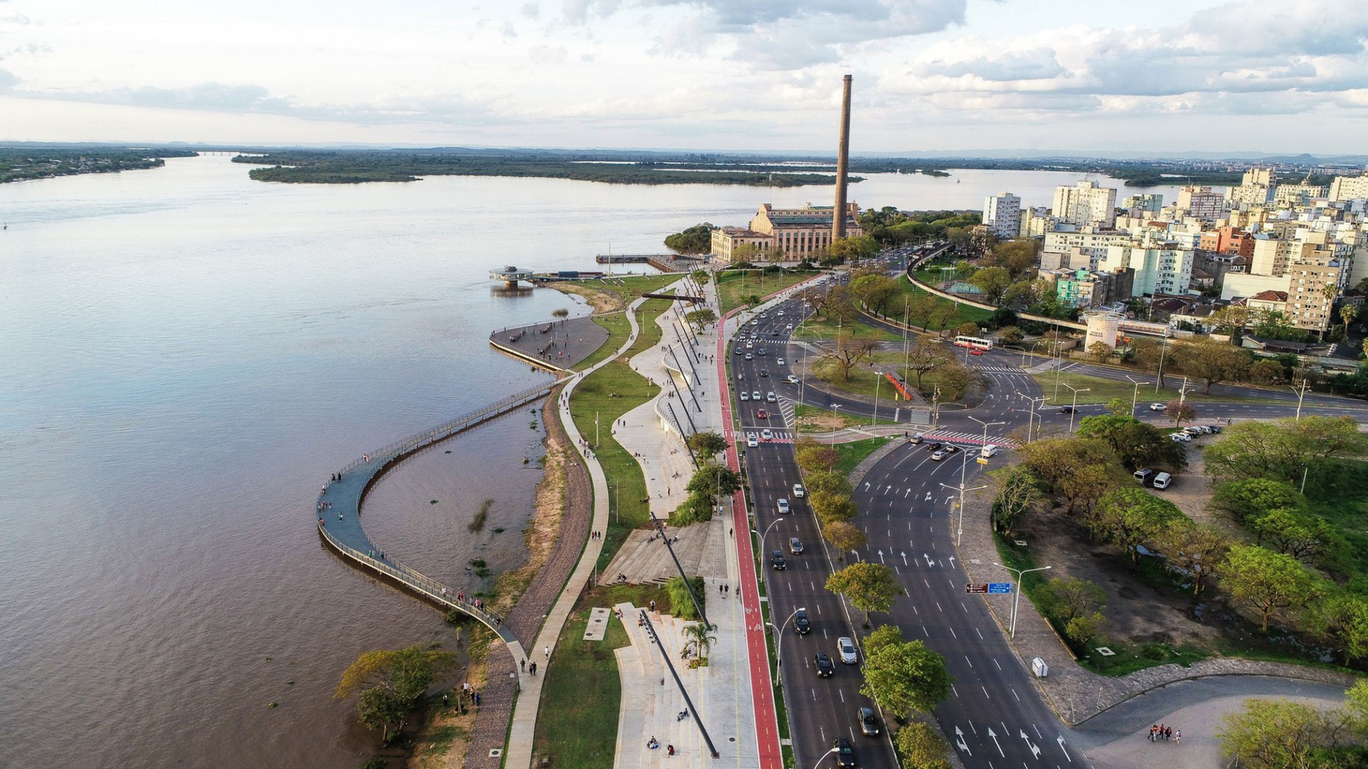 Guaíba Orla Urban Park by Jaime Lerner Arquitetos Associados. Photograph by Arthur Cordeiro