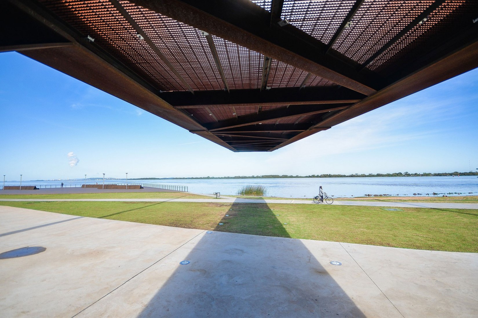 Guaíba Orla Urban Park by Jaime Lerner Arquitetos Associados. Photograph by Arthur Cordeiro