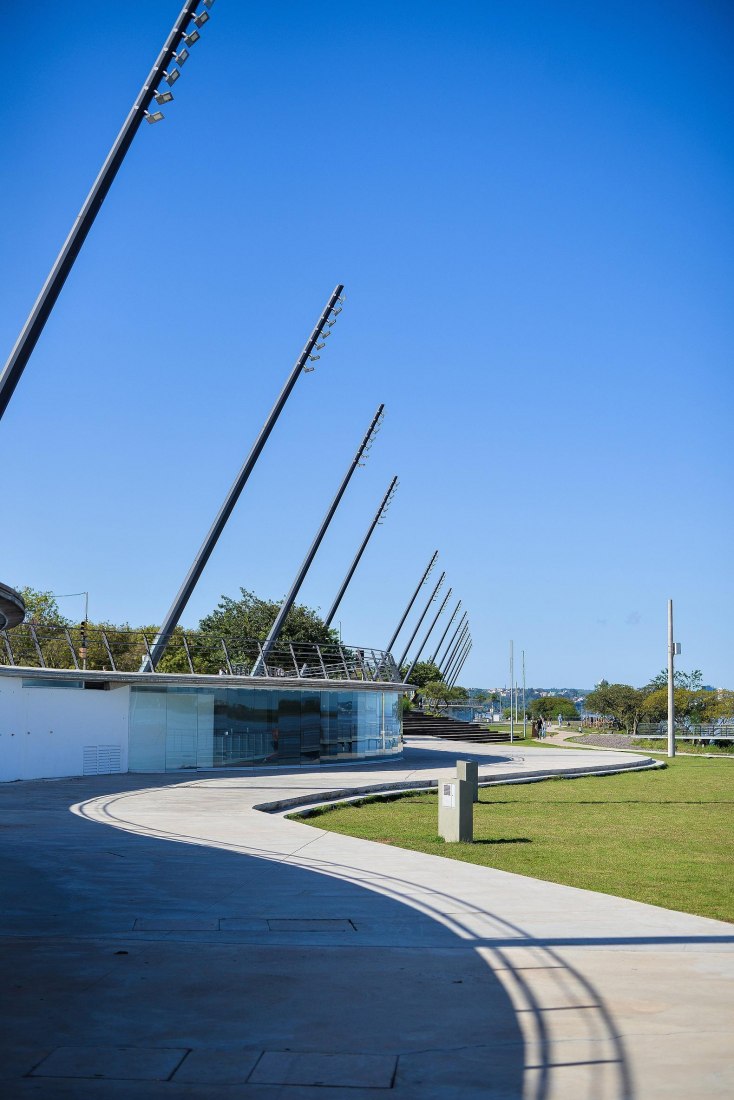 Guaíba Orla Urban Park by Jaime Lerner Arquitetos Associados. Photograph by Arthur Cordeiro