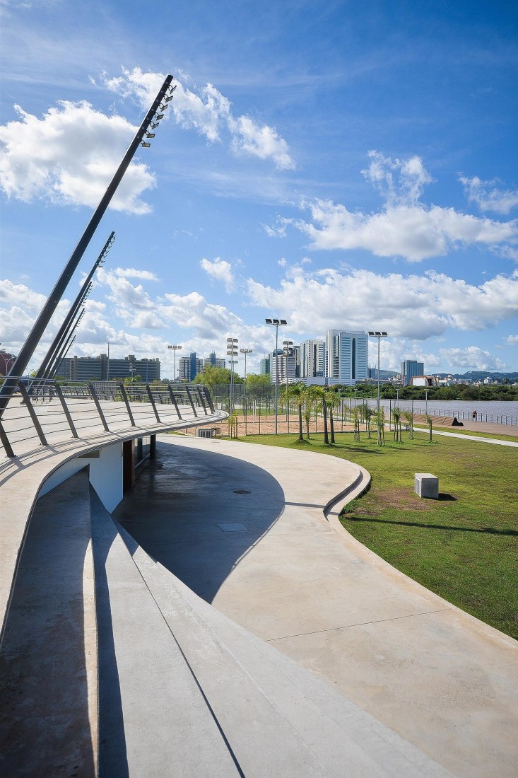 Guaíba Orla Urban Park by Jaime Lerner Arquitetos Associados. Photograph by Arthur Cordeiro