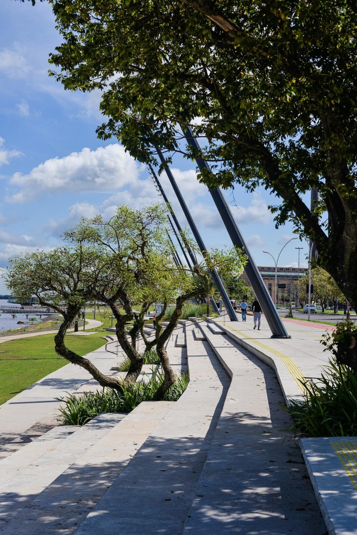 Guaíba Orla Urban Park by Jaime Lerner Arquitetos Associados. Photograph by Arthur Cordeiro