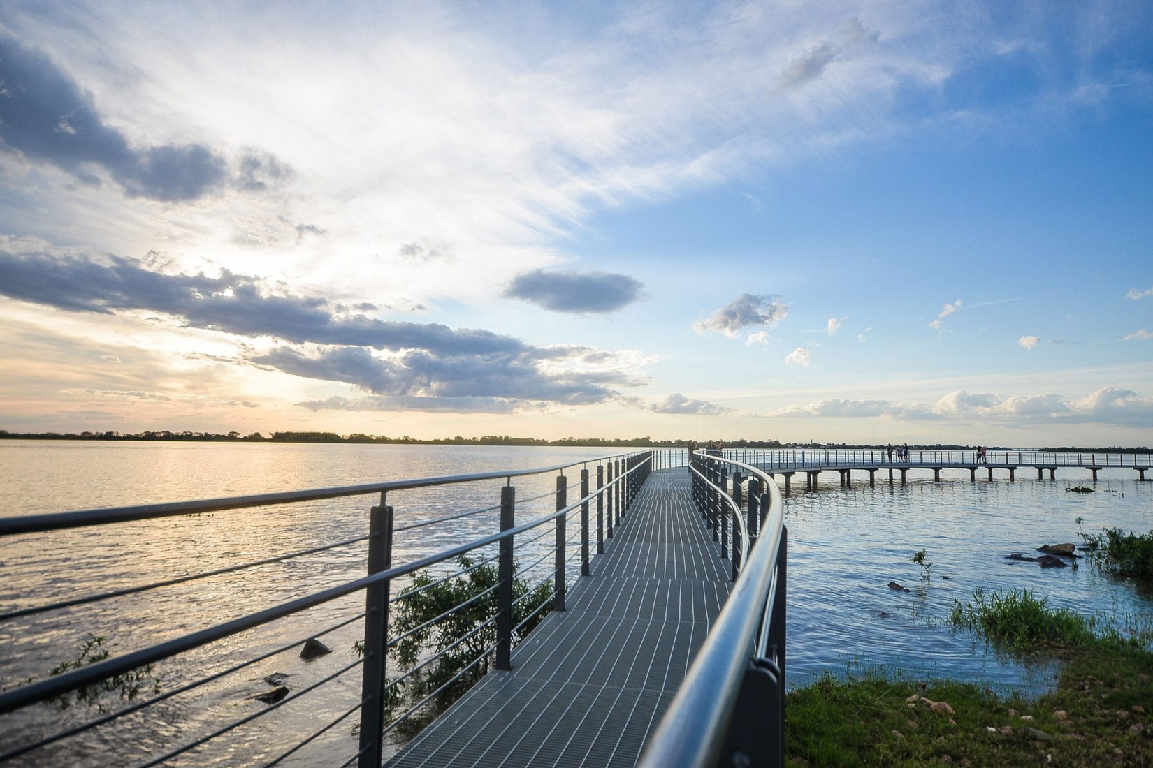 Guaíba Orla Urban Park by Jaime Lerner Arquitetos Associados. Photograph by Arthur Cordeiro