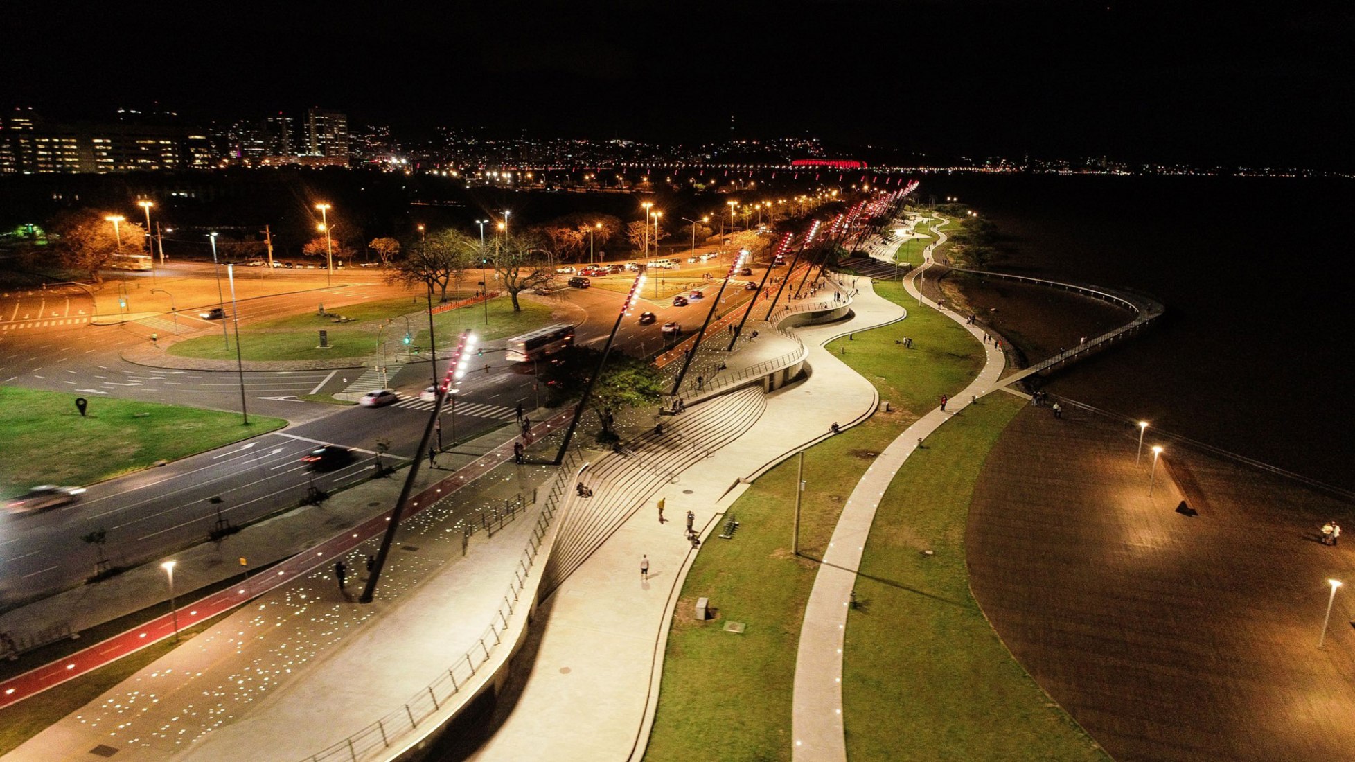 Guaíba Orla Urban Park by Jaime Lerner Arquitetos Associados. Photograph by Arthur Cordeiro