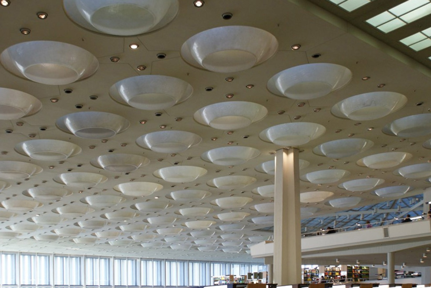 Interior view. Berlin State Library by Hans Scharoun and Edgar Wisniewski, 1967-1978, Berlin, Germany. Photography © estudiobnkr, published under license Creative Commons Cc-by-nc-nd.