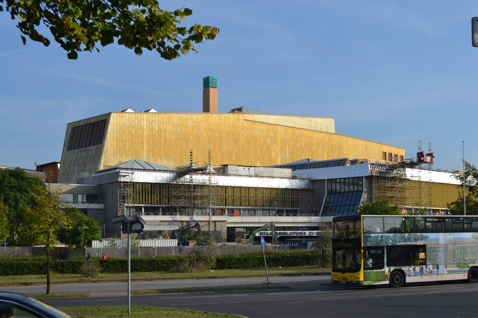 Exterior view. Berlin State Library by Hans Scharoun and Edgar Wisniewski, 1967-1978, Berlin, Germany. Photography © Branly Pérez.