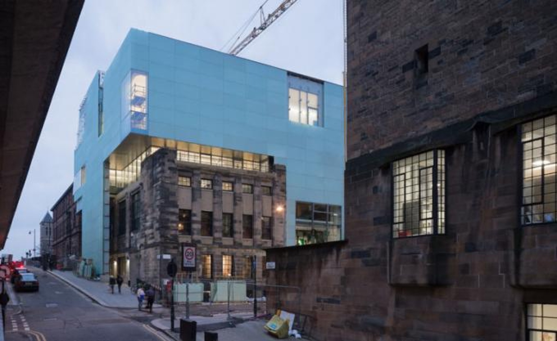 El Edificio Reid se sienta cruzando la calle frente al edificio de la GSA de Charles Rennie Mackintosh y abraza el antiguo edificio (bueno, solo su fachada) del edificio de la asociación de estudiantes.
