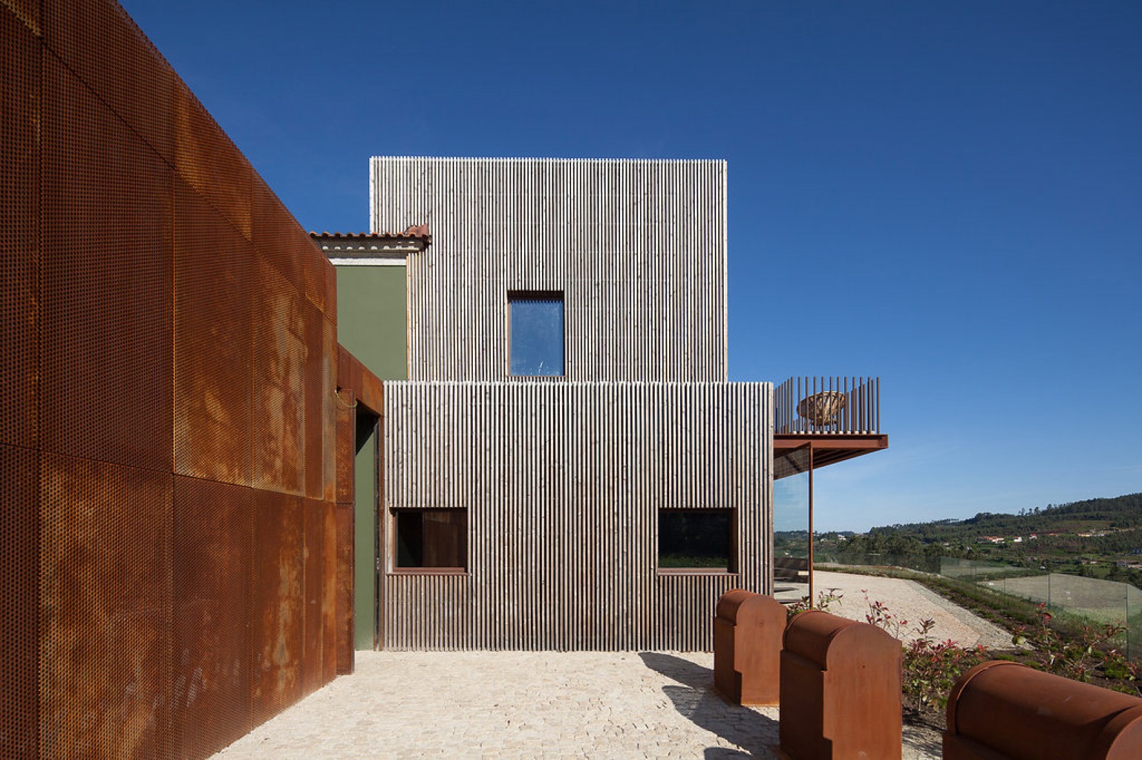 Exterior view of the Monverde Hotel by FCC Arquitectura and Paulo Lobo. Photography © José Campos.