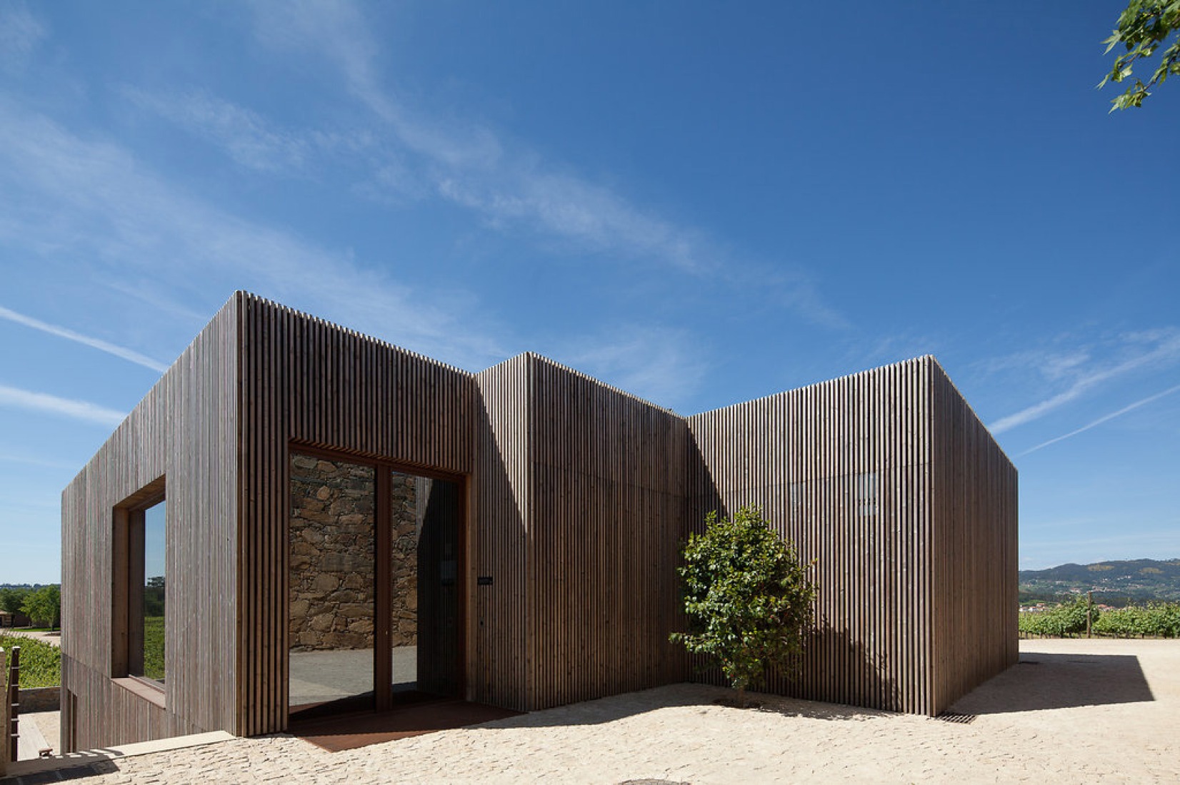 Exterior view of the Monverde Hotel by FCC Arquitectura and Paulo Lobo. Photography © José Campos.