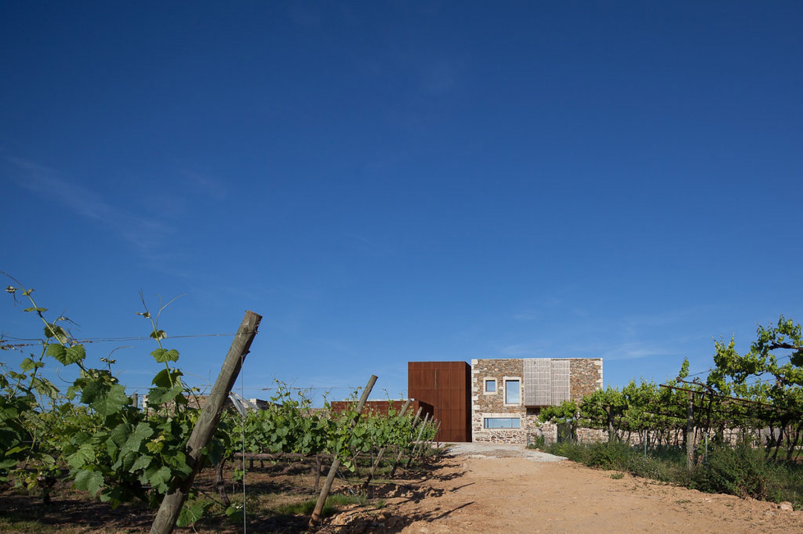 Exterior view of the Monverde Hotel by FCC Arquitectura and Paulo Lobo. Photography © José Campos.