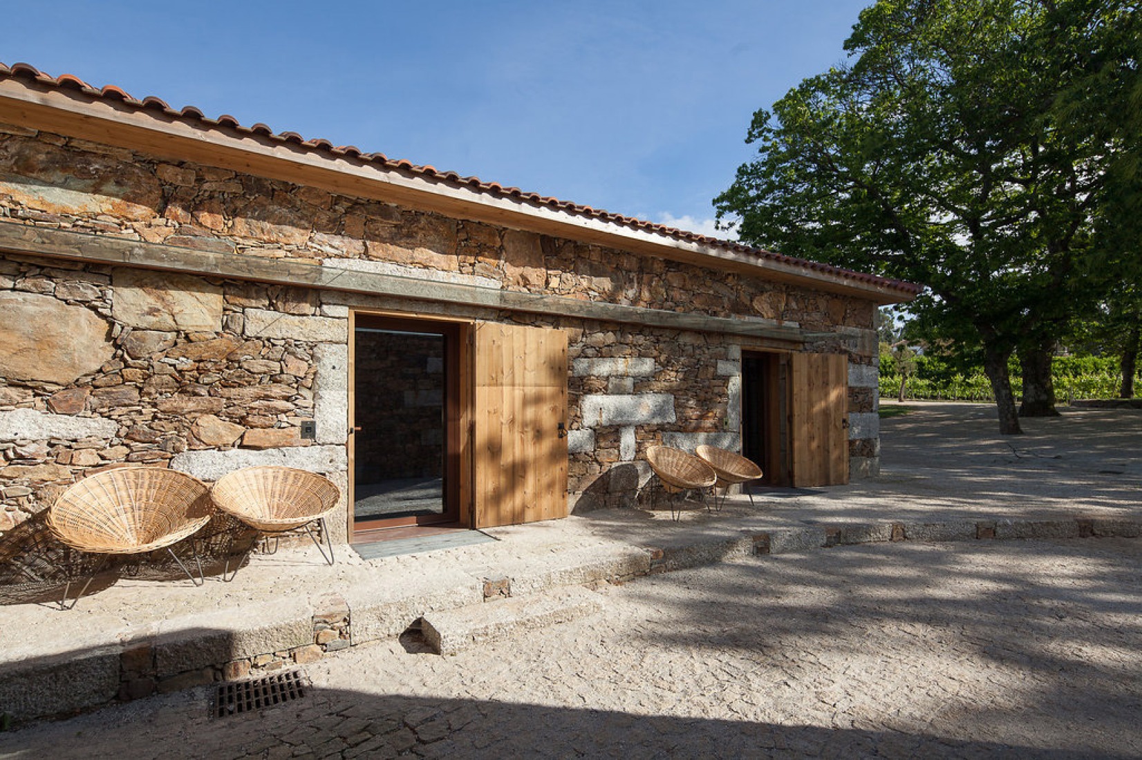 Exterior view of the Monverde Hotel by FCC Arquitectura and Paulo Lobo. Photography © José Campos.