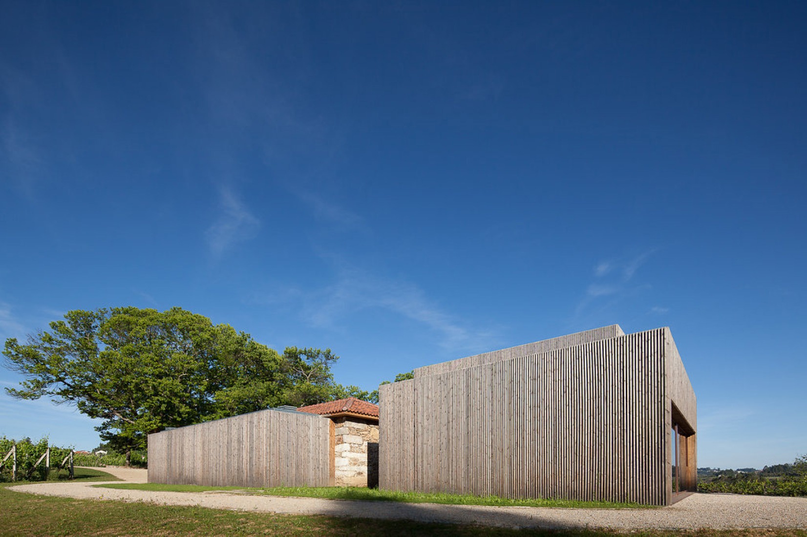Exterior view of the Monverde Hotel by FCC Arquitectura and Paulo Lobo. Photography © José Campos.