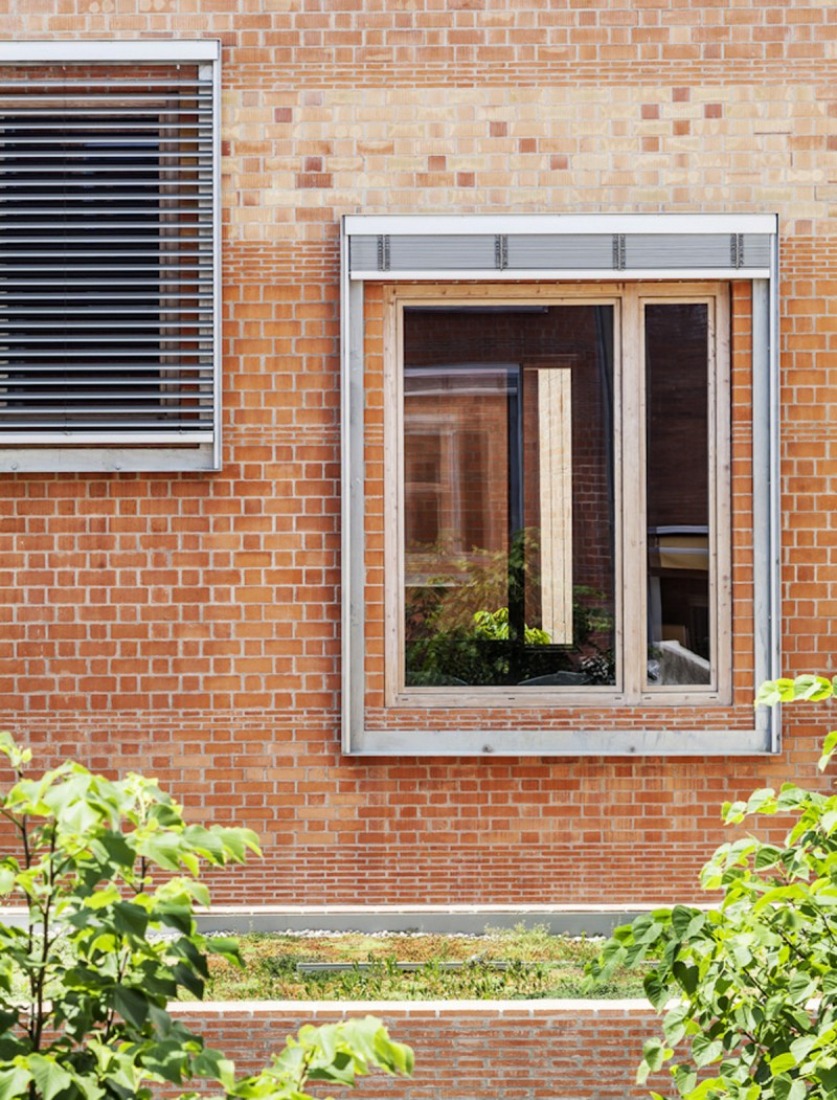Detalle de la fachada. Casa 1014 por H Arquitectes. Fotografía © Adrià Goula.