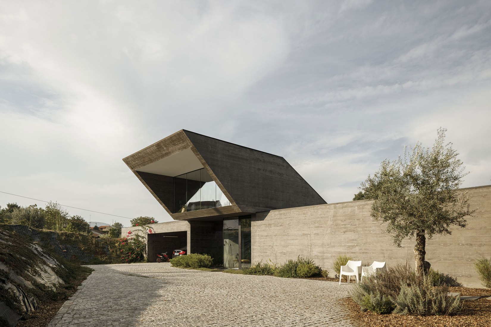 Casa dos Sobreiros por Hugo Pereira Arquitetos. Fotografía por Ivo Tavares Studio