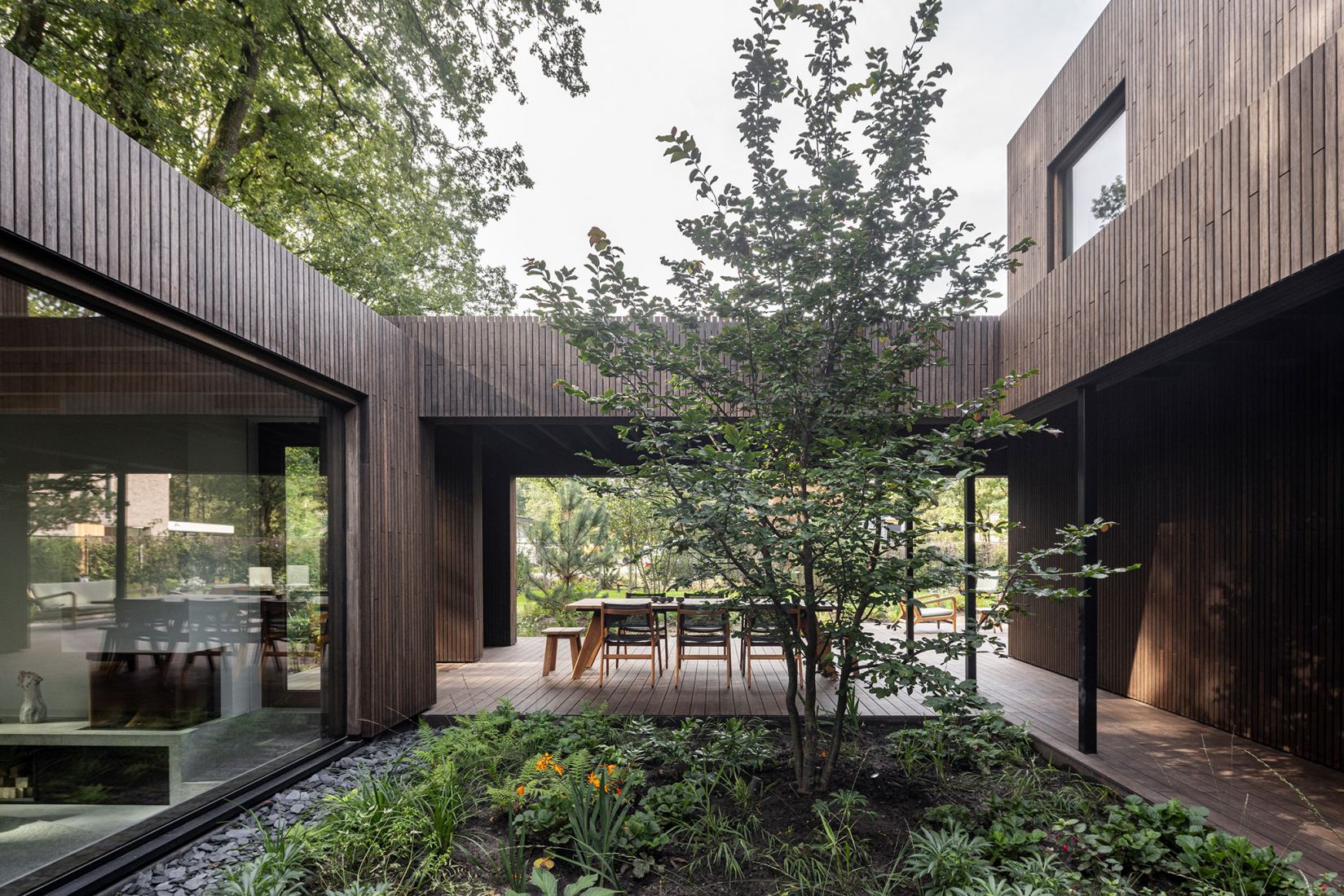 «Open Parkvilla» por i29 architects. Fotografía por Tim Van de Velde.