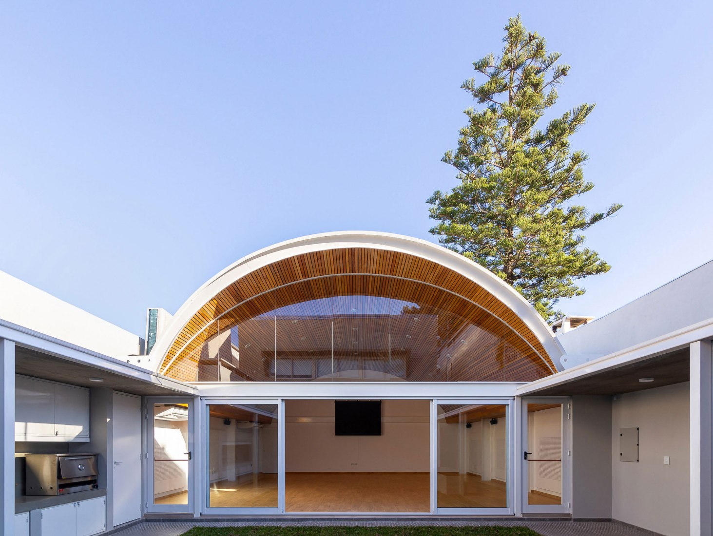Multipurpose Hall. Santa Fe Surveyors Professional Association by Irigoyen Navarro Arquitectos. Photograph by Ramiro Sosa