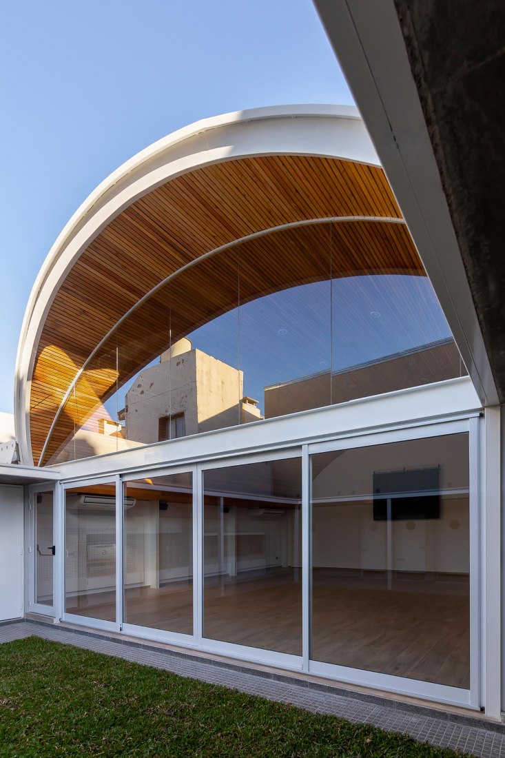 Multipurpose Hall. Santa Fe Surveyors Professional Association by Irigoyen Navarro Arquitectos. Photograph by Ramiro Sosa