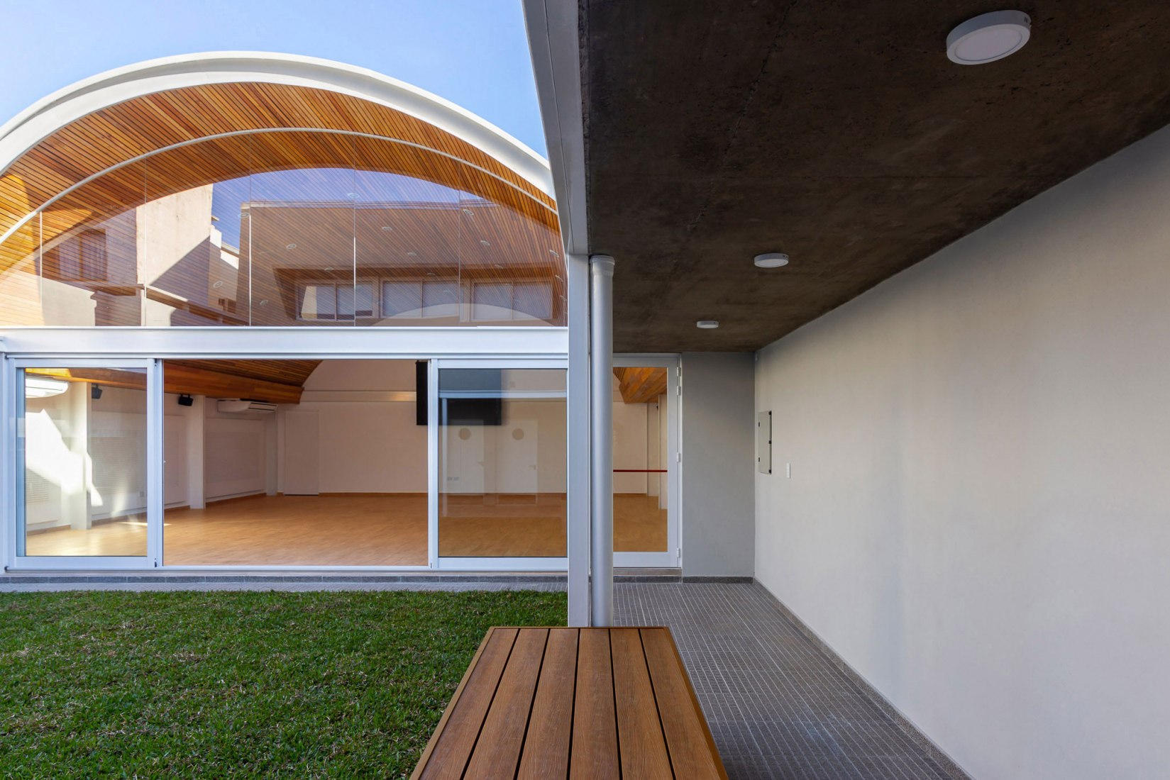 Multipurpose Hall. Santa Fe Surveyors Professional Association by Irigoyen Navarro Arquitectos. Photograph by Ramiro Sosa