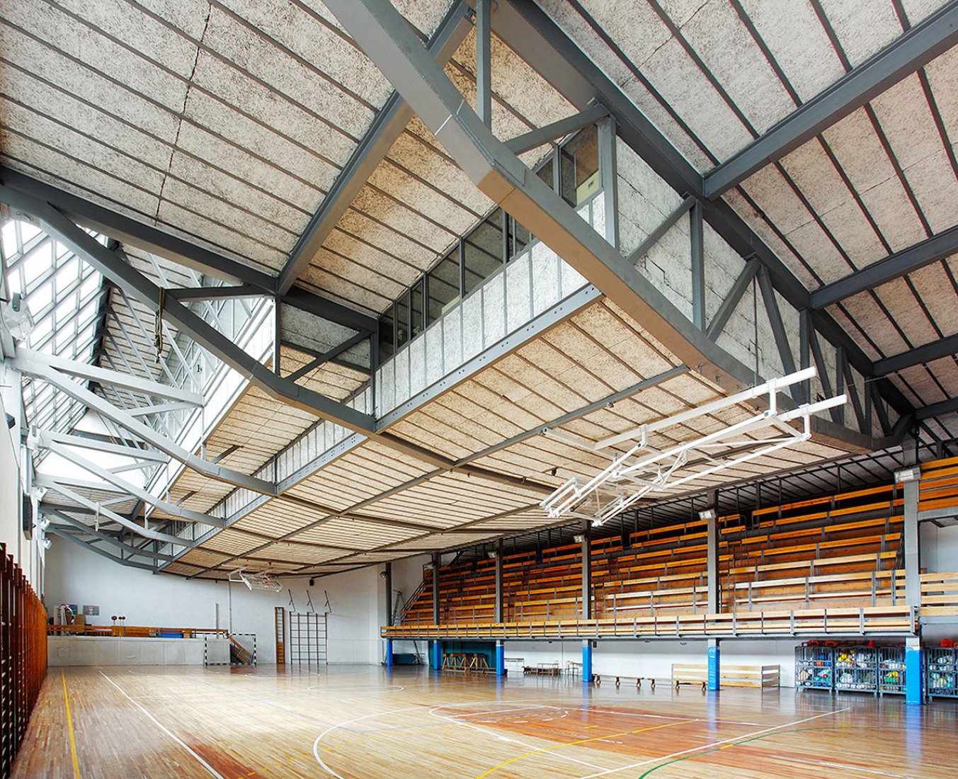Interior del Gimnasio del Colegio Maravillas de Alejandro de la Sota. Fotografía © José Hevia.