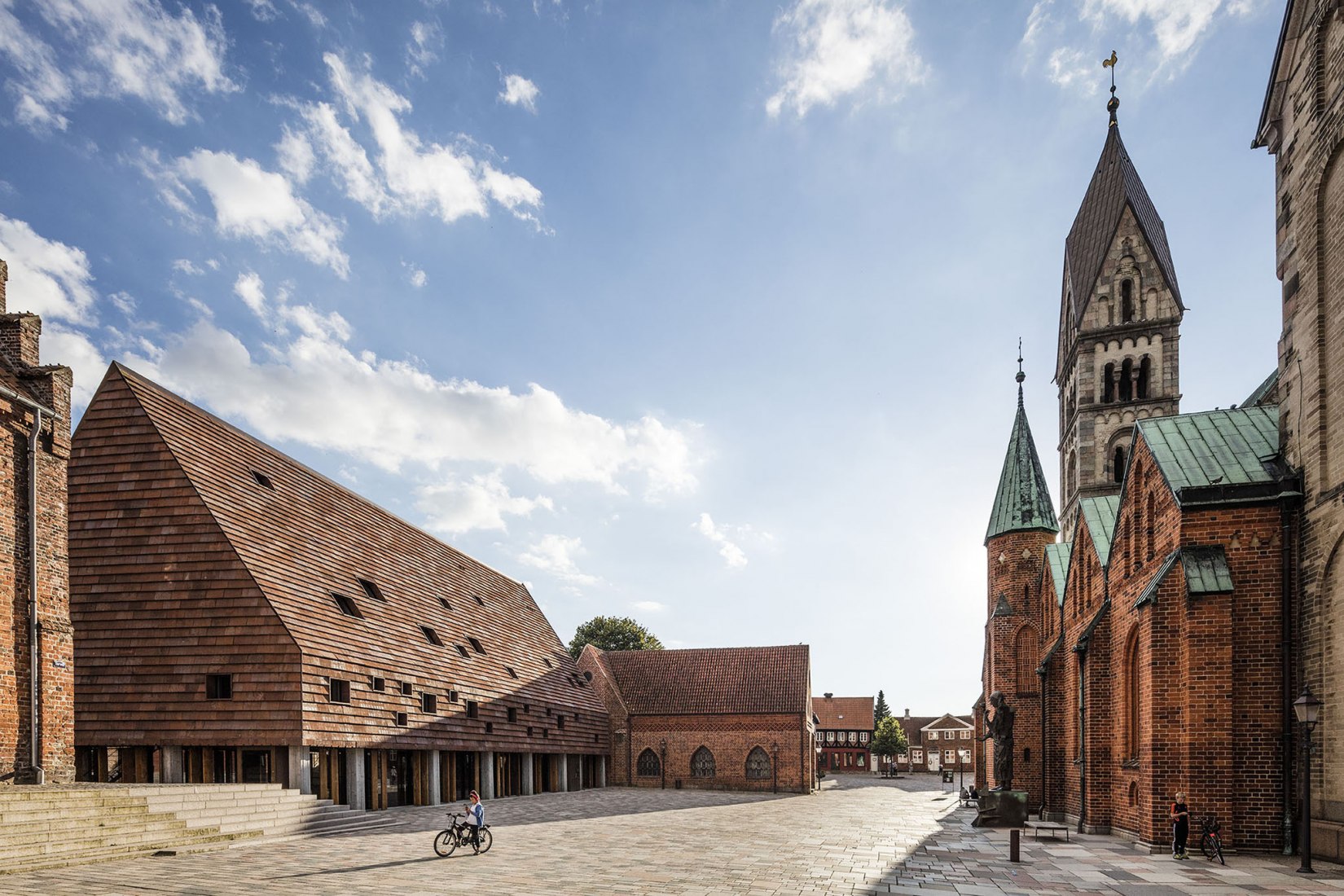 Kannikegården en la plaza de la Ribe Cathedral. Kannikegården por Lundgaard & Tranberg Arkitekter. Fotografía por Anders Sune Berg.