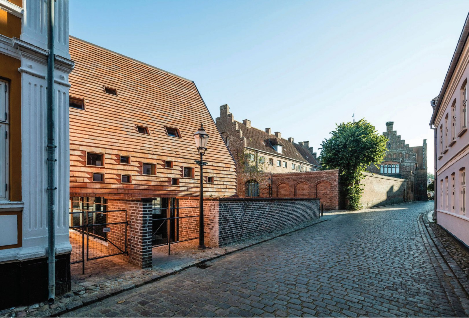 Kannikegården en la plaza de la Ribe Cathedral. Kannikegården por Lundgaard & Tranberg Arkitekter. Fotografía por Anders Sune Berg.