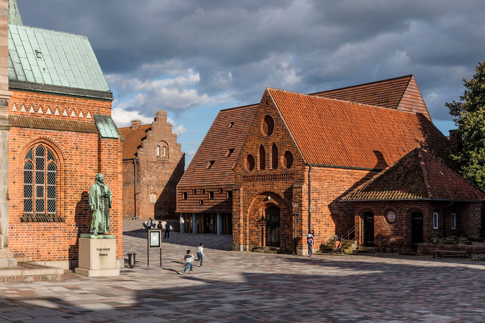 Kannikegården en la plaza de la Ribe Cathedral. Kannikegården por Lundgaard & Tranberg Arkitekter. Fotografía por Anders Sune Berg.