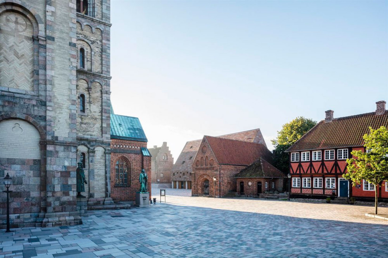 Kannikegården en la plaza de la Ribe Cathedral. Kannikegården por Lundgaard & Tranberg Arkitekter. Fotografía por Anders Sune Berg.