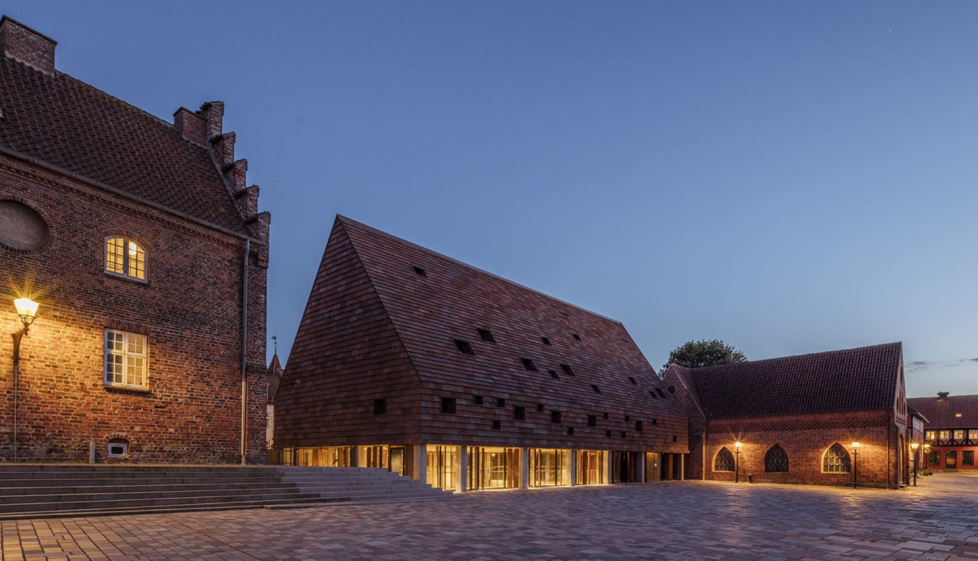 Kannikegården en la plaza de la Ribe Cathedral. Kannikegården por Lundgaard & Tranberg Arkitekter. Fotografía por Anders Sune Berg.