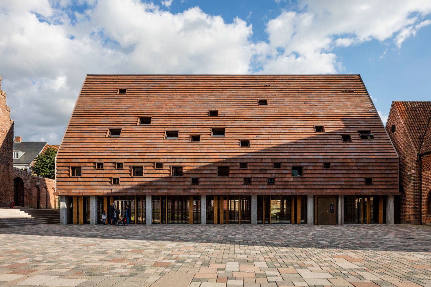 Kannikegården en la plaza de la Ribe Cathedral. Kannikegården por Lundgaard & Tranberg Arkitekter. Fotografía por Anders Sune Berg.