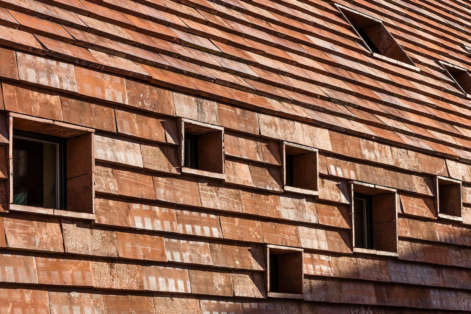 Kannikegården en la plaza de la Ribe Cathedral. Kannikegården por Lundgaard & Tranberg Arkitekter. Fotografía por Anders Sune Berg.