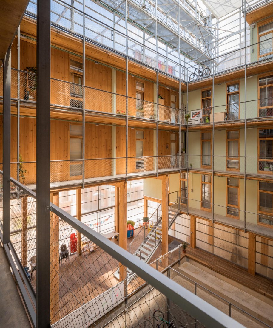 La Borda, cooperative housing by Lacol Arquitectura Cooperativa. Photograph by Lluc Miralles