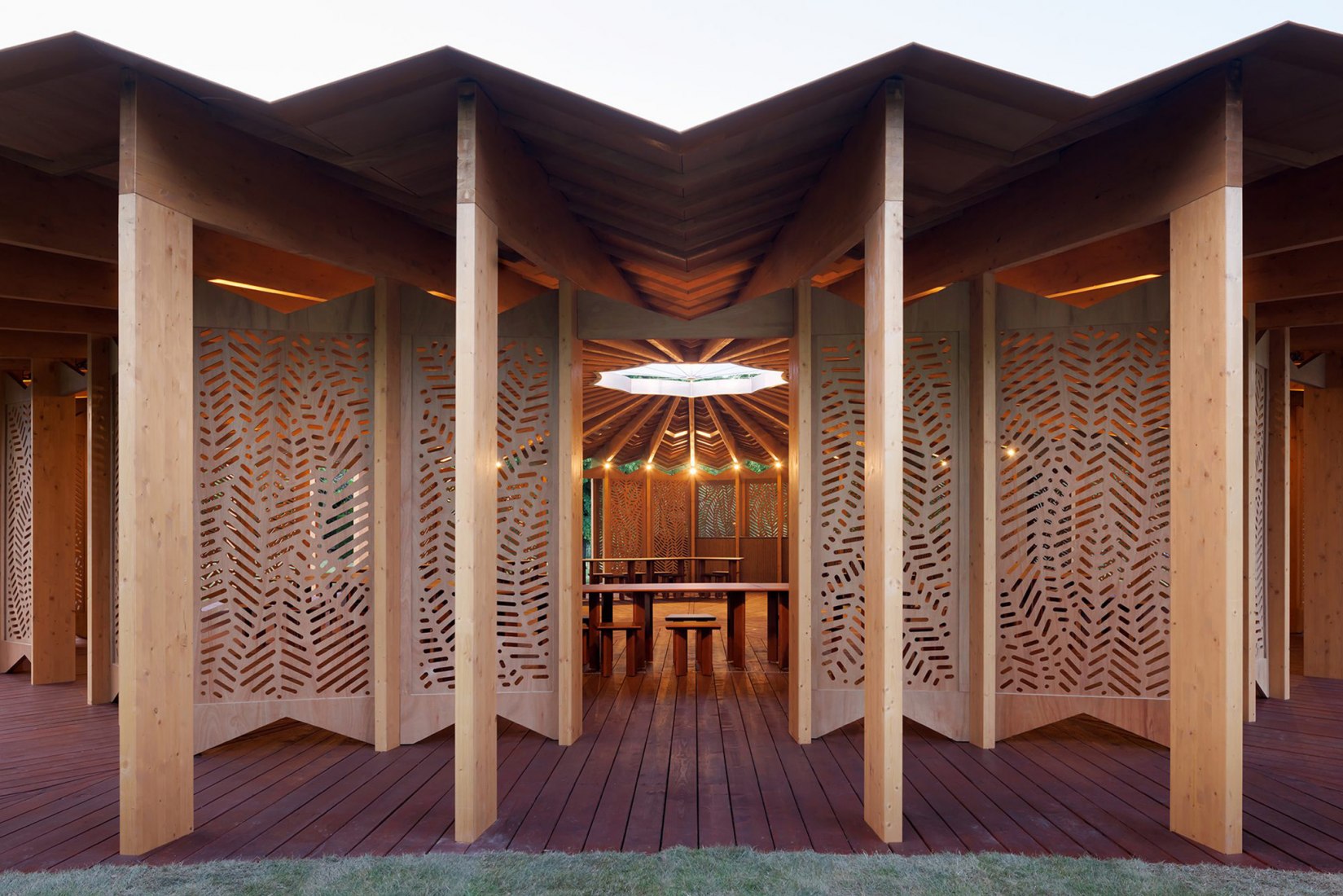 Pabellón Serpentine 2023 por Lina Ghotmeh — Arquitectura. Fotografía por Iwan Baan, cortesía de Serpentine.