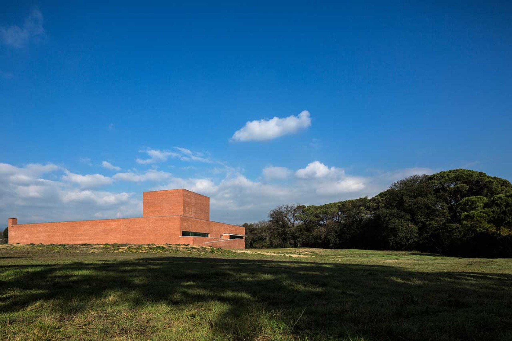 Vista del exterior. Teatro auditorio por Álvaro Siza Vieira, Aresta y G.O.P. Fotografía © Fernando Guerra.