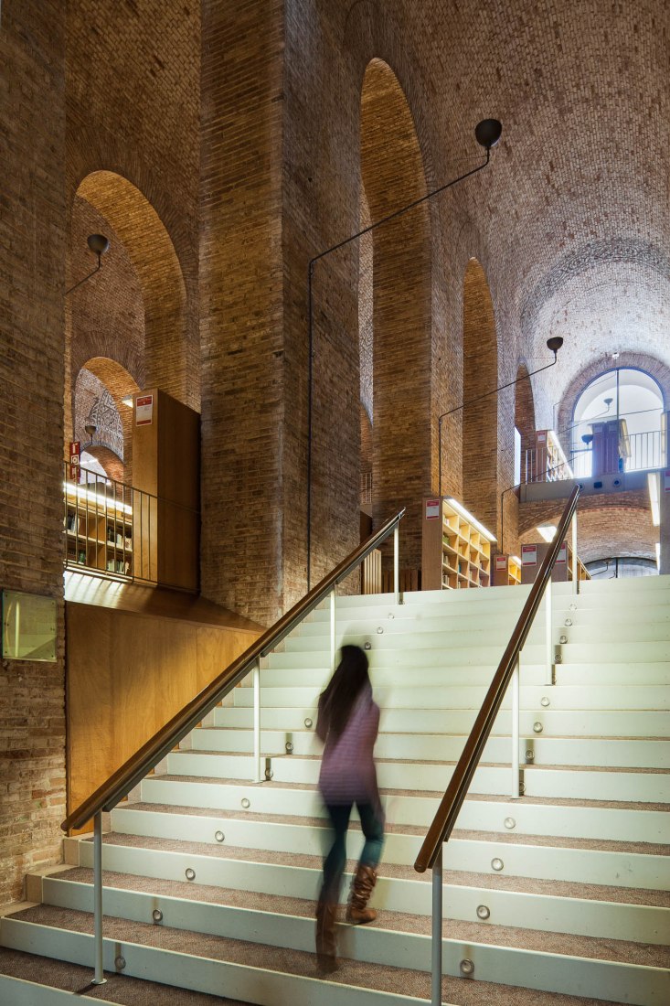 Biblioteca Dipòsit de les Aigües por Lluís Clotet Ballús y Ignacio Paricio Ansuátegui. Fotografía por Simón García