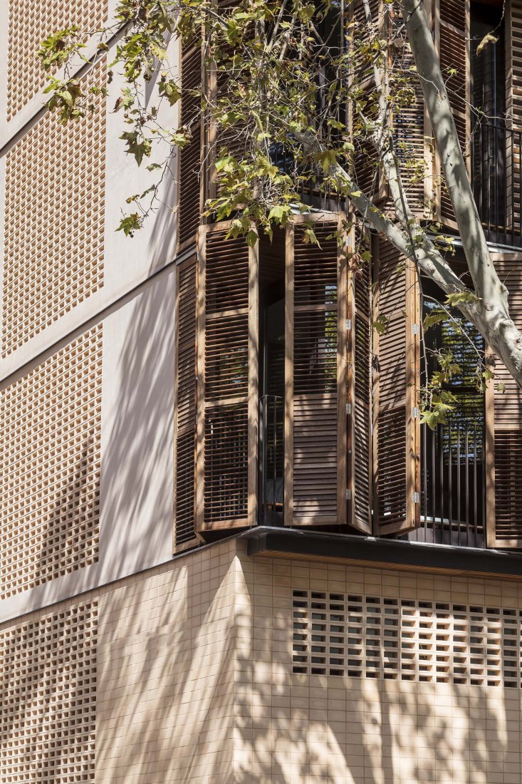 Edificio de viviendas para 4 amigos por Lussi + partner AG, arquitectos/Lola Domènech arquitecta. Fotografía por Adrià Goula