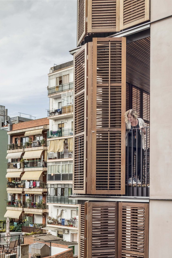 Edificio de viviendas para 4 amigos por Lussi + partner AG, arquitectos/Lola Domènech arquitecta. Fotografía por Adrià Goula